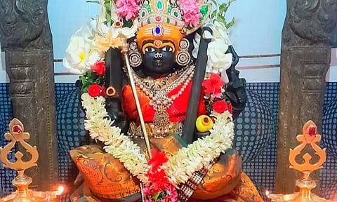 சிறப்பு அலங்காரத்தில் அங்காள பரமேஸ்வரி அம்மன்