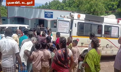 மாணவர்களுக்கு வழங்கப்பட்ட உணவில் பல்லி; பெற்றோர் கடும் வாக்குவாதம் - கடலூரில் பரபரப்பு