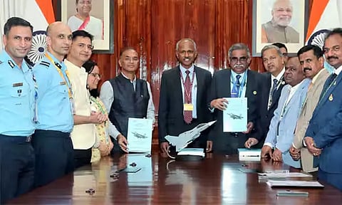 இந்திய விமானப்படைக்கு மேலும் 97 தேஜாஸ் போர் விமானங்கள்: மத்திய அரசு ஒப்பந்தம்