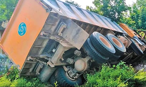 திருவள்ளூர்: தாறுமாறாக ஓடி சாலையோரம் கவிழந்த லாரி