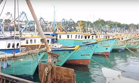 கொந்தளிக்கும் கடல்: ராமநாதபுரம் மீனவர்கள் கடலுக்கு செல்ல தடை