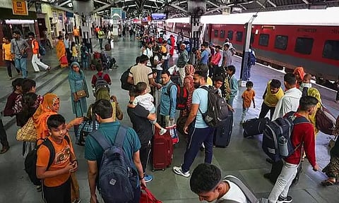 சென்ட்ரல் ரெயில் நிலையத்தில் பிளாட்பார்ம் டிக்கெட்டுடன் நீண்ட நேரம் இருந்தால் அபராதம்