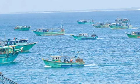 துப்பாக்கி முனையில் காரைக்கால் மீனவர்கள் 12 பேர் கைது: இலங்கை கடற்படை அட்டூழியம்