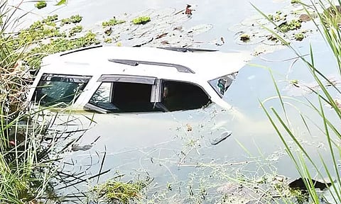 கட்டுப்பாட்டை இழந்து ஏரிக்குள் பாய்ந்த கார்: 5 பேரின் நிலை என்ன?