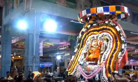 குலசை முத்தாரம்மன் கோவில் தசரா திருவிழா ; சிம்ம வாகனத்தில் அம்மன் வீதி உலா