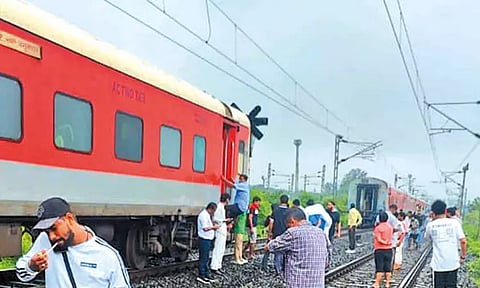 எக்ஸ்பிரஸ் ரெயிலில் 2 தடவை பெட்டிகள் கழன்று ஓடியதால் பரபரப்பு; பயணிகள் அலறல்