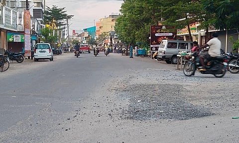 அரியலூர்-திருச்சி சாலையில் ஏற்பட்ட பள்ளத்தை சீரமைத்த அதிகாரிகள்