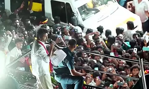 அரசியல் பலத்தை பறைசாற்ற விஜய் காலதாமதமாக வந்தார்: போலீஸ் எப்.ஐ.ஆரில் தகவல்