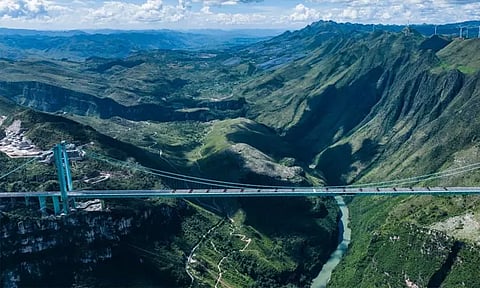 சீனாவில் உலகின் மிக உயரமான பாலம் திறப்பு: 2 மணி நேர பயணம் 2 நிமிடங்களாக குறைப்பு