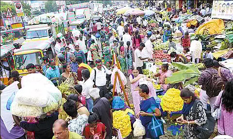 ஆயுத பூஜைக்கு பொருட்கள் வாங்க சென்னையில் அலைமோதிய பொதுமக்கள் கூட்டம்