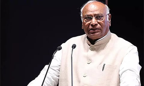 காங்கிரஸ் தலைவர் மல்லிகார்ஜுன கார்கே மருத்துவமனையில் அனுமதி