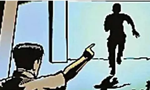 திருச்சி மத்திய சிறையில் ஆயுள் தண்டனை கைதி தப்பி ஓட்டம்: 2 பேர் பணியிடை நீக்கம்