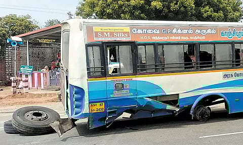 ஓடும் பஸ்சில் இருந்து திடீரென கழன்று ஓடிய சக்கரங்கள்: பயணிகள் அலறல்