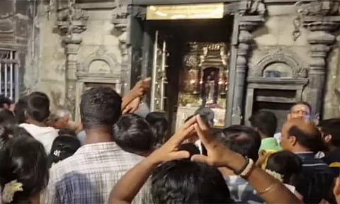 விடுமுறை நாளையொட்டி திருநள்ளாறு சனீஸ்வரர் கோவிலில் அலைமோதும் பக்தர்கள் கூட்டம்