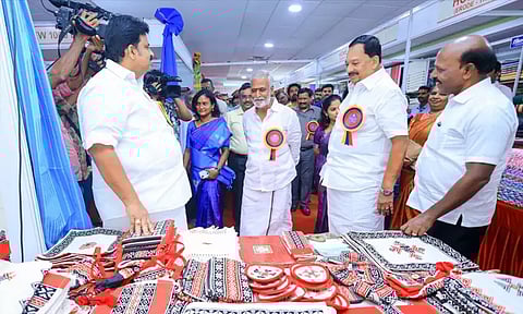 சென்னை கலைவாணர் அரங்கில் "தேசிய கைத்தறி கண்காட்சி 2025" - அமைச்சர்கள் தொடங்கி வைத்தனர்