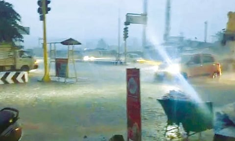 கிருஷ்ணகிரியில் கனமழை: ஓசூர் குடியிருப்பில் சூழ்ந்த வெள்ளம்