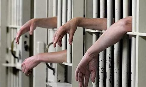 சிங்கப்பூரில் பாலியல் தொழிலாளிகளிடம் திருட்டு; 2 இந்திய சுற்றுலா பயணிகளுக்கு 5 ஆண்டுகள் சிறை - 12 சவுக்கடி தண்டனை