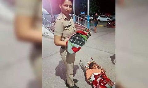 ஓடும் ரெயிலில் கர்ப்பிணிக்கு பிரசவ வலி; பெண் குழந்தை பிறந்தது...!