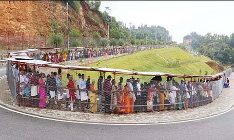 புரட்டாசி சனிக்கிழமை: திருப்பதியில் 18 மணிநேரம் காத்திருந்து பக்தர்கள் சாமி தரிசனம்