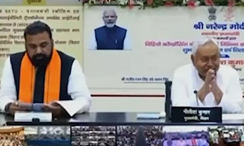 பிரதமர் மோடியுடனான நிகழ்ச்சியில்... 1 நிமிடம் வரை கைகூப்பியபடி காணப்பட்ட நிதீஷ் குமார்; கிளம்பியது புதிய சர்ச்சை