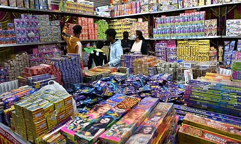 தீபாவளி பண்டிகை: தமிழகம் முழுவதும் 4,390 பட்டாசு கடைகளுக்கு அனுமதி