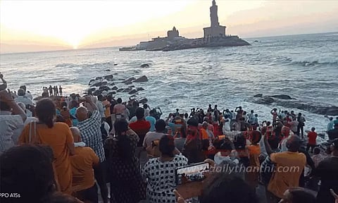 விடுமுறை தினம்: கன்னியாகுமரியில் அலைமோதிய சுற்றுலா பயணிகள் கூட்டம்