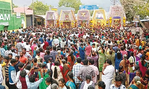 தச்சநல்லூரில் அணிவகுத்த அம்மன் சப்பரங்கள்