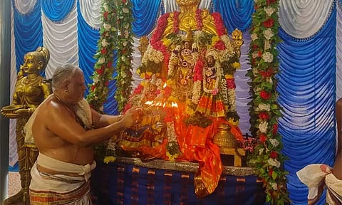 பிரம்மோற்சவ விழா: நாட்டரசன்கோட்டை பெருமாள் கோவிலில் ஊஞ்சல் உற்சவம்