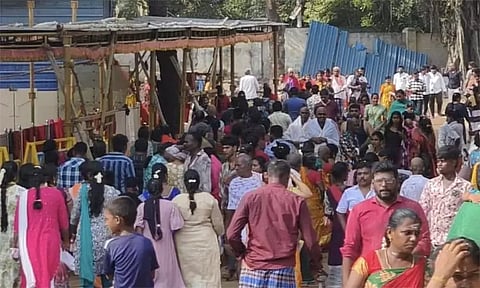 விடுமுறை தினம்.. திருச்செந்தூர் சுப்பிரமணிய சுவாமி கோவிலில் திரளான பக்தர்கள் சாமி தரிசனம்