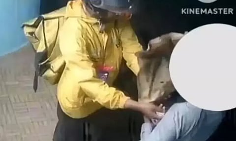 பார்சலை கொடுத்துவிட்டு இளம்பெண்ணை பார்த்ததும்...டெலிவரி பாய் செய்த செயல்