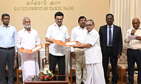 கோவில் பணியாளர்களுக்கு ஓய்வூதியம் உயர்வு... காசோலை வழங்கி துவக்கி வைத்த முதல்-அமைச்சர்