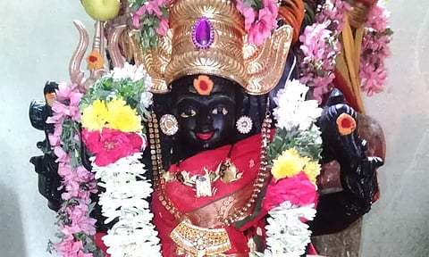 சிறப்பு அலங்காரத்தில் உப்புபாளையம் வீரமாத்தியம்மன்