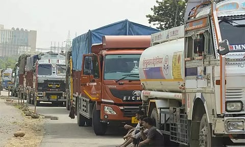 டெல்லி - கொல்கத்தா தேசிய நெடுஞ்சாலையில் போக்குவரத்து நெரிசல்: 4 நாட்களாக தவிக்கும் வாகன ஓட்டிகள்