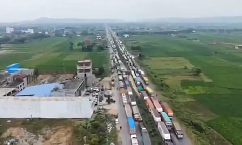 4 நாட்கள், 65 கி.மீ. நீளத்திற்கு நீண்ட வரிசை; ஊர்ந்து செல்லும் வாகனங்கள்... பீகாரில் அவலம்