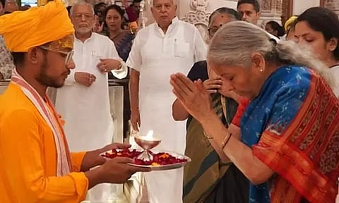 அயோத்தி ராமர் கோவிலில் நிர்மலா சீதாராமன் வழிபாடு