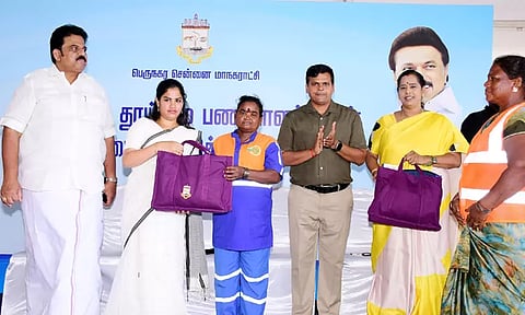 தூய்மைப் பணியாளர்களின் பணியை பாராட்டி நலத்திட்ட உதவி தொகுப்புகள் - மேயர் பிரியா வழங்கினார்
