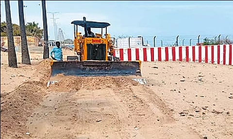 27-ந்தேதி சூரசம்ஹார விழா - திருச்செந்தூரில் கடற்கரையை சமன்படுத்தும் பணி தீவிரம்