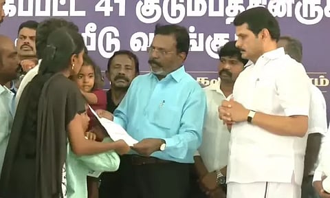 கரூர் கூட்ட நெரிசலில் உயிரிழந்தோர் குடும்பங்களுக்கு வி.சி.க. தலைவர் திருமாவளவன் தலா ரூ.50 ஆயிரம் நிதியுதவி