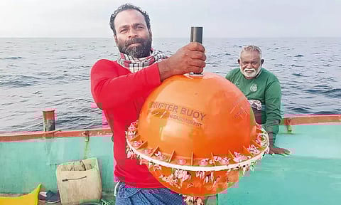 மீனவர்கள் வலையில் சிக்கிய கடல்சார் தகவல் தொடர்பு கருவி - மீன்வளத்துறை அதிகாரிகளிடம் ஒப்படைப்பு