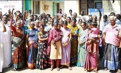 இலங்கை சிறையில் தவிக்கும் மீனவர்களை விடுவிக்கக்கோரி ராமேசுவரத்தில் ஆர்ப்பாட்டம்