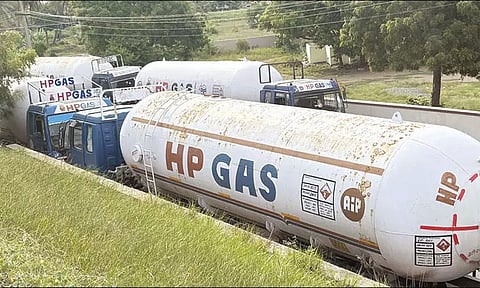 பேச்சுவார்த்தை தோல்வி: 4-வது நாளாக தொடரும் கியாஸ் டேங்கர் லாரிகள் வேலை நிறுத்த போராட்டம்