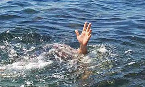 கடலில் குளித்தபோது ராட்சத அலையில் சிக்கி 2 மாணவர்கள் பலி