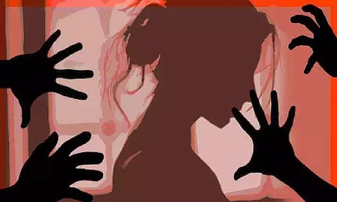 கூலி வேலைக்கு சென்ற பழங்குடியின பெண் கூட்டு பாலியல் பலாத்காரம் - காட்டில் இரவு முழுவதும் உயிருக்கு போராடிய பரிதாபம்