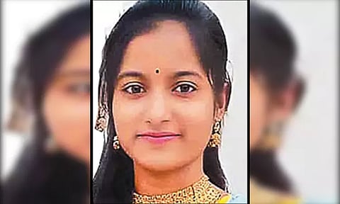 கல்லூரி பாடம் புரியாததால் மனஉளைச்சல் - மாணவி எடுத்த விபரீத முடிவு