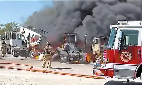 சாலையில் சென்ற வாகனங்கள் மீது விழுந்த விமானம் - 2 பேர் பலி