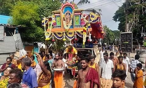 பொங்கல் திருவிழாவில் பறவை காவடி எடுத்து வந்த பக்தர்