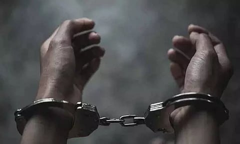 போலீஸ் நிலையம் மீது பெட்ரோல் குண்டு வீசிய வழக்கில் மேலும் இருவர் கைது