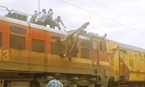 மின்கம்பி அறுந்ததால் காட்டுப்பகுதியில் நின்ற ராமேஸ்வரம் எக்ஸ்பிரஸ்: பயணிகள் அவதி