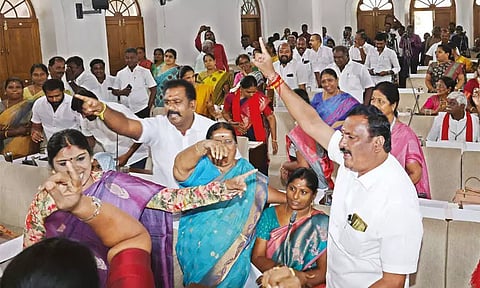 அ.தி.மு.க. - தி.மு.க. கவுன்சிலர்கள் இடையே கடும் வாக்குவாதம் - கோவை மாநகராட்சி கூட்டத்தில் பரபரப்பு