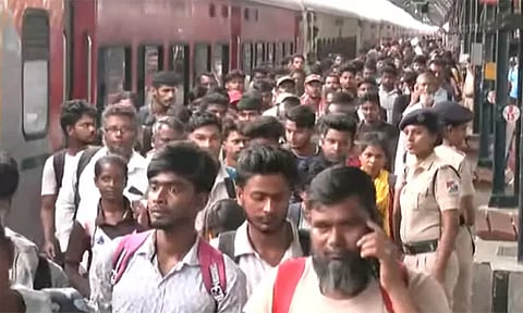 தீபாவளியை கொண்டாட சொந்த ஊருக்கு புறப்படும் வடமாநில தொழிலாளர்கள் - சென்னை சென்ட்ரலில் அலைமோதும் கூட்டம்